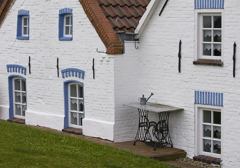 Haus D35_6015 als Smart-Objekt-1.jpg - Direkt am Hafendeich stehen diese alten Fischerhäuser , die liebevoll in Schuß gehalten werden.